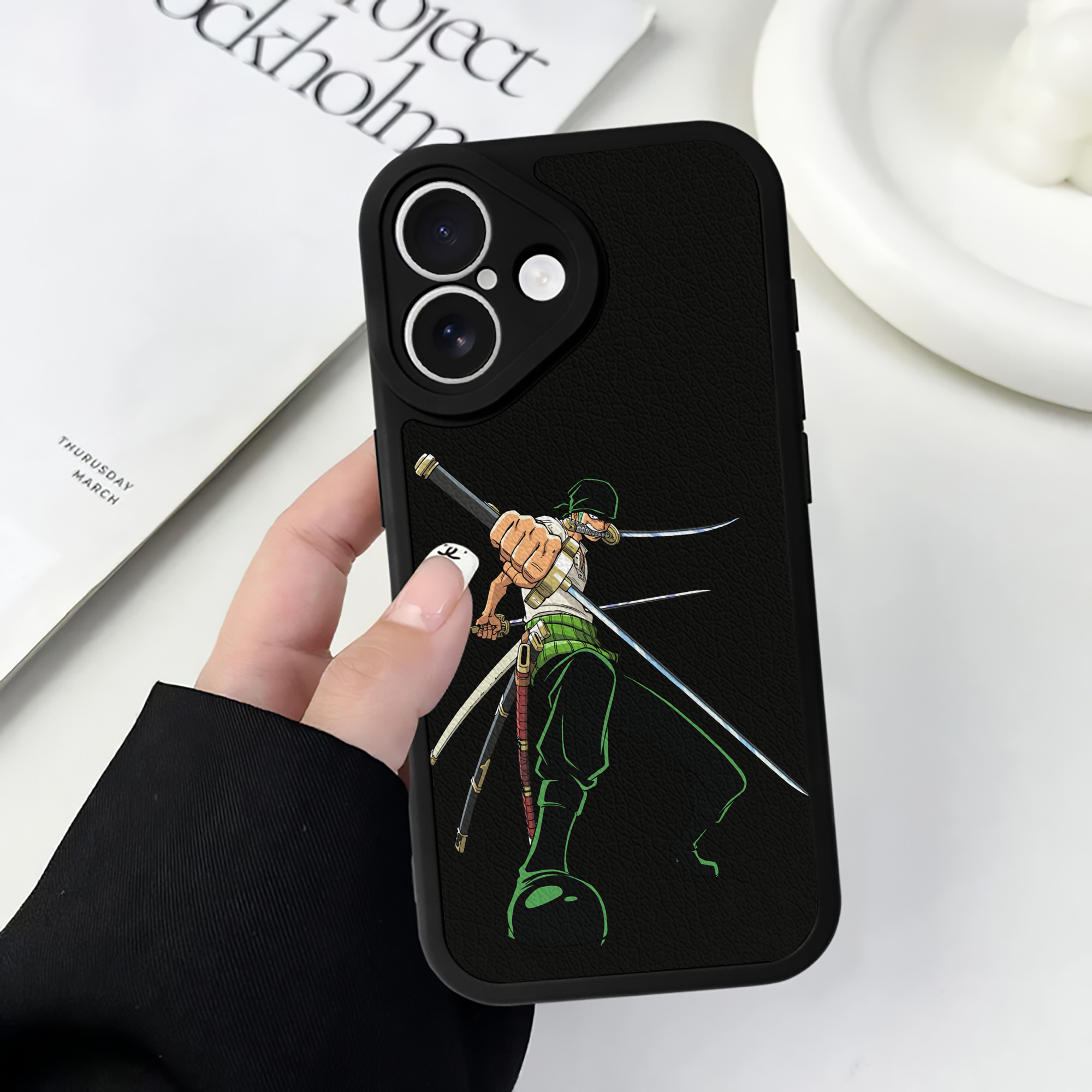 （画像用） ワンピース ロロノア・ゾロ ONE PIECE Roronoa Zoro 【iPhone 16シリーズ対応】シリコンスマホケース（レザー調） 材質：シリコン